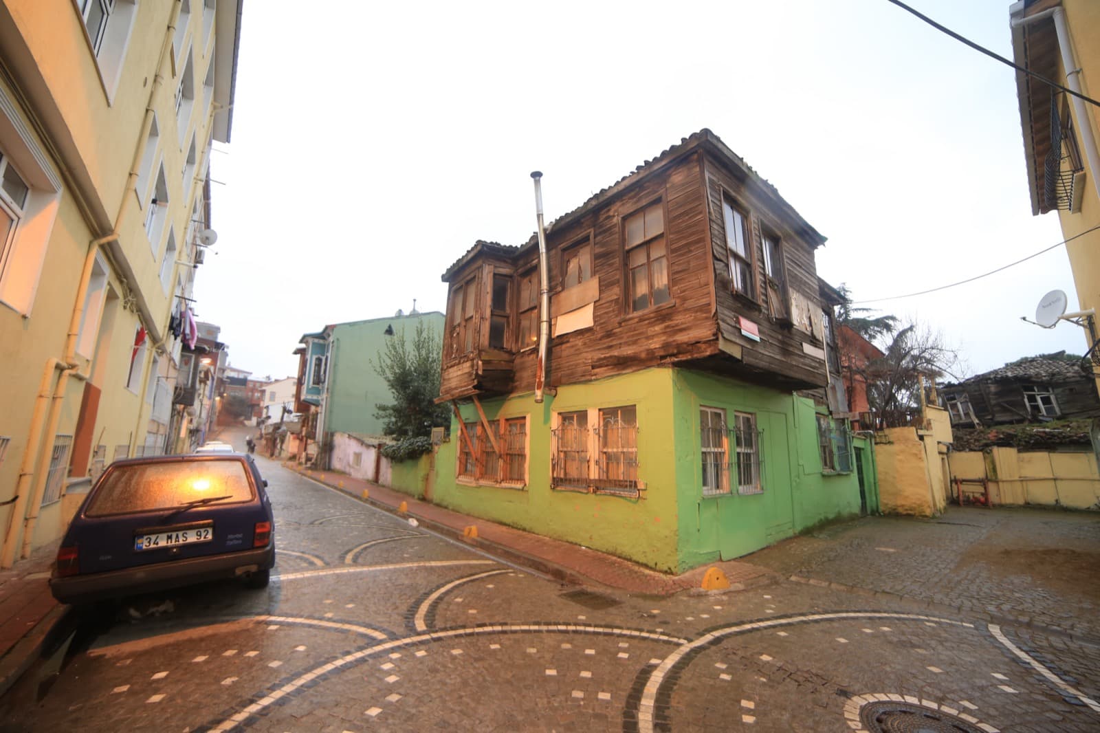 Casas de colores en una cuesta empedrada del barrio de Balat en Estambul