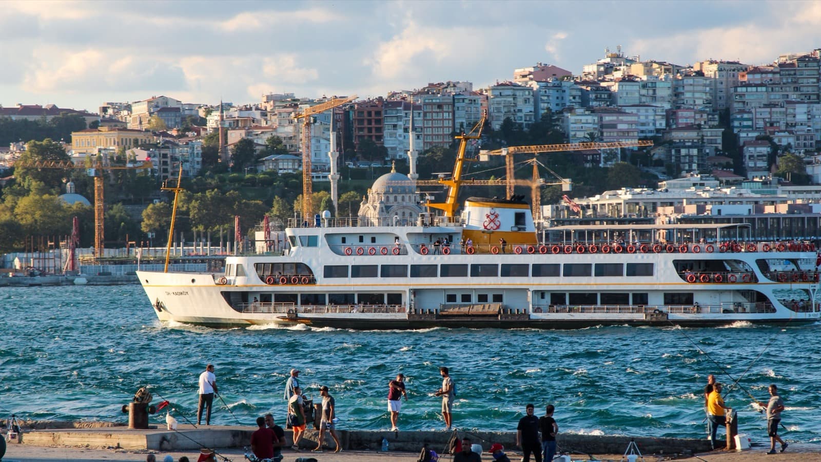Vista panorámica del Bósforo con el perfil de Estambul, sus mezquitas y el tráfico de barcos