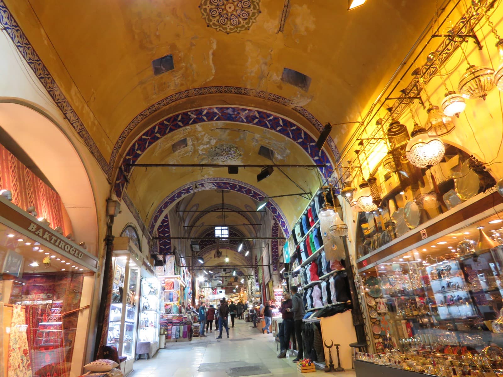 Interior del Gran Bazar de Estambul con sus bóvedas pintadas y tiendas de lámparas y alfombras