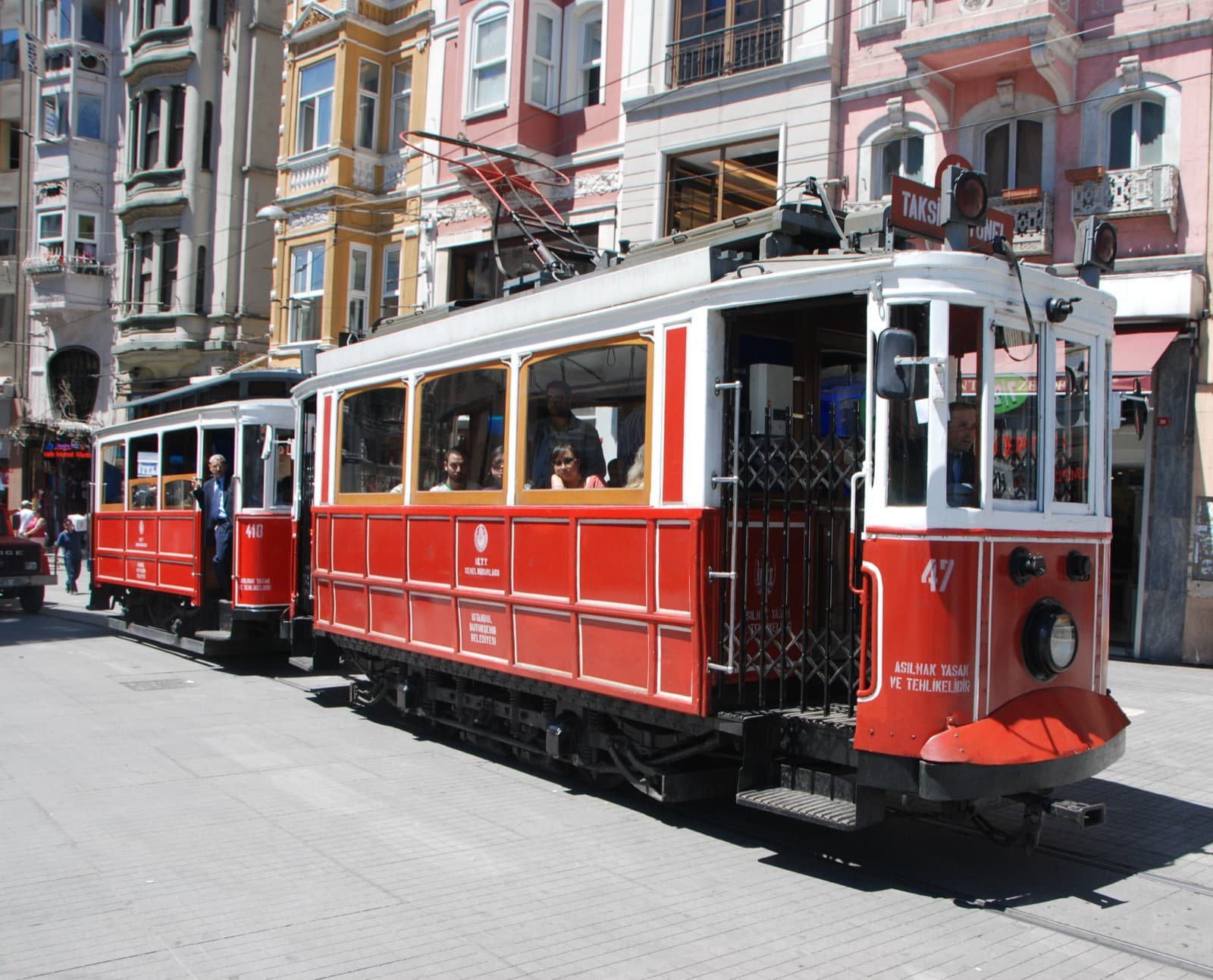 Tranvía nostálgico rojo circulando entre peatones por la avenida Istiklal de Estambul