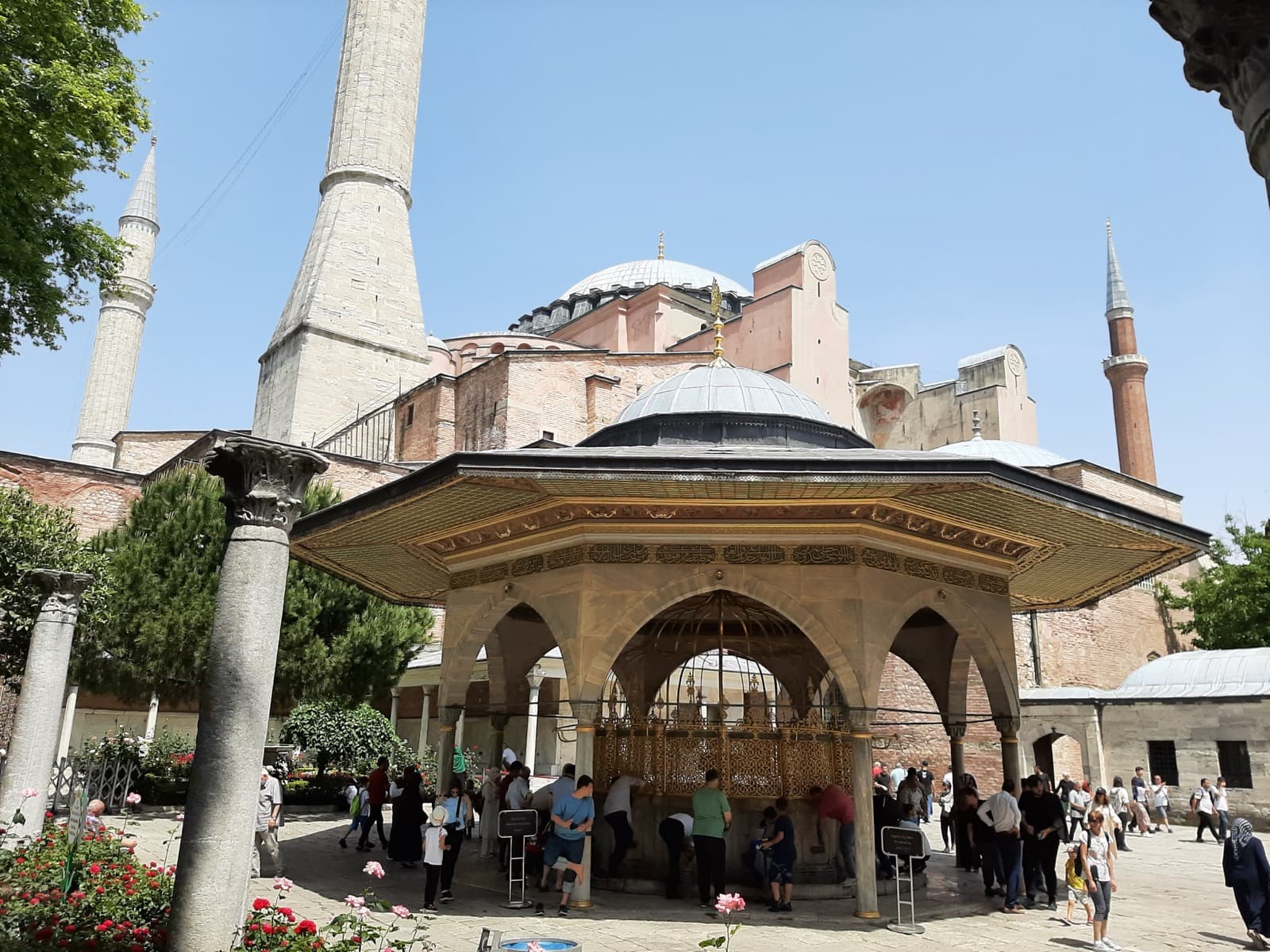 Exterior de Santa Sofía en Estambul con su cúpula y minaretes vistos desde la plaza de Sultanahmet