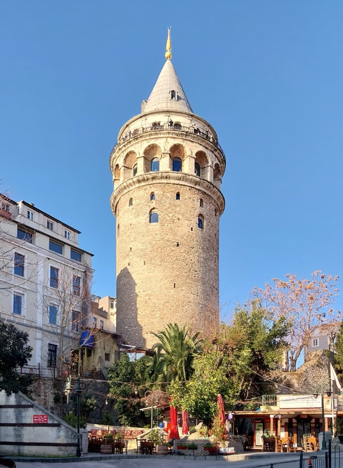 La Torre de Gálata sobresaliendo entre los tejados del barrio de Gálata en Estambul